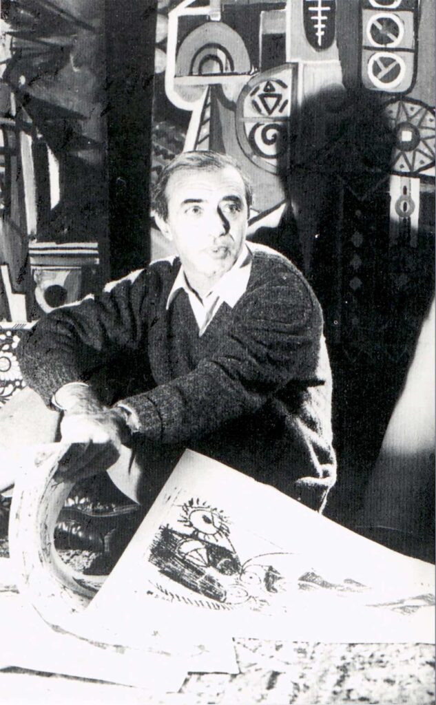 Choukri Mesli in the studio, discussing his monotypes, c. 1980s. © Galerie M’hamed Issiakhem & ENAD Réghaïa